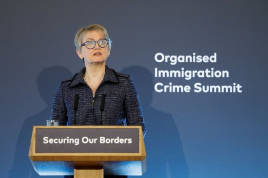 永居五年改十年 提高英语要求 英国首相斯塔默准备拿移民开刀