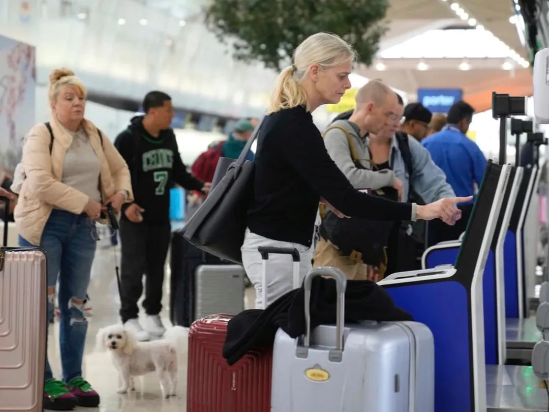 加拿大人不去美国了，加币也不去了？旅游数据暴跌35%，汇市风声鹤唳