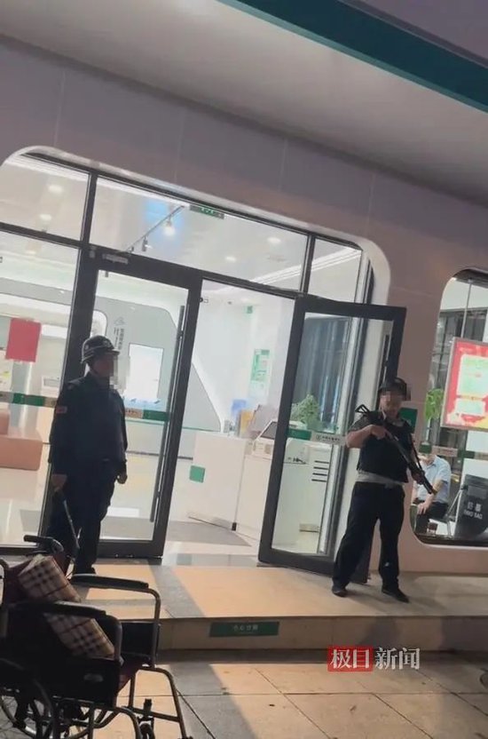 重病妇女被要求“本人到银行”才能取款，后在办理业务过程中去世！多方回应